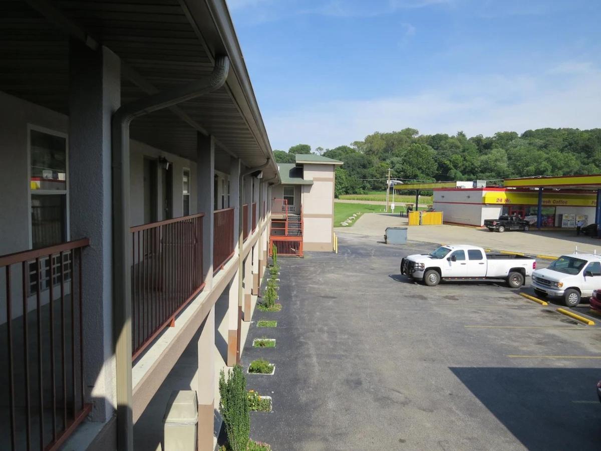First Western Inn Caseyville Экстерьер фото