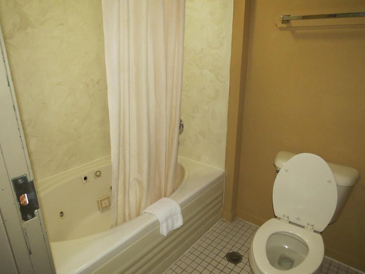 First Western Inn Caseyville Экстерьер фото