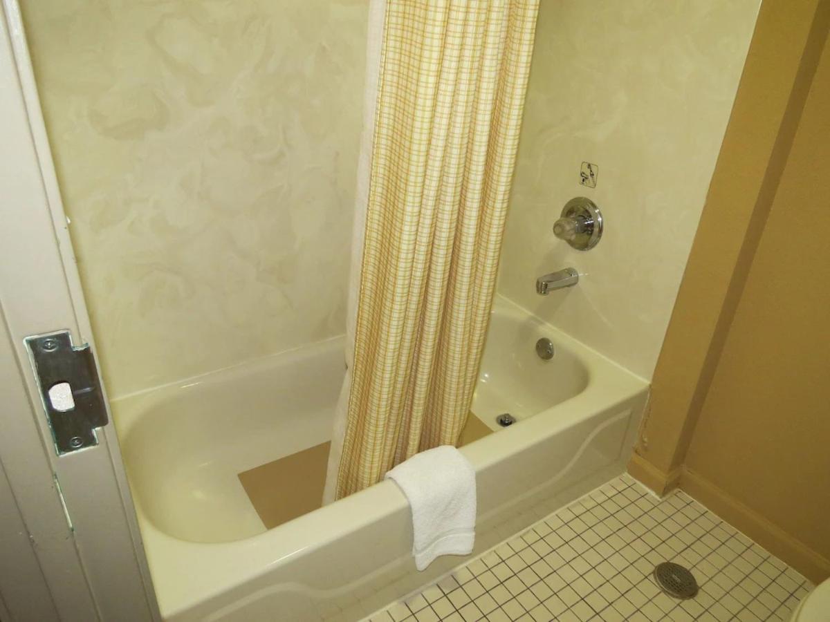 First Western Inn Caseyville Экстерьер фото